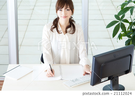 在辦公室業務場景中工作的婦女 在辦公室業務場景中工作的婦女 21112024