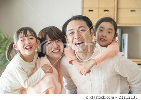 Group photo of 4 people 21112133