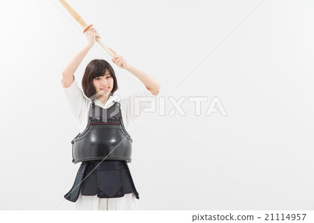 A woman who plays kendo 21114957