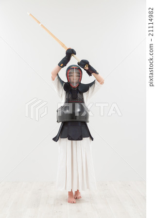 A woman who plays kendo 21114982