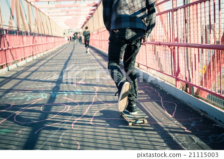 Skateboarder cruise on bridge 21115003