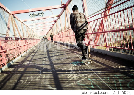 Skateboarder cruise on bridge Skateboarder cruise on bridge 21115004