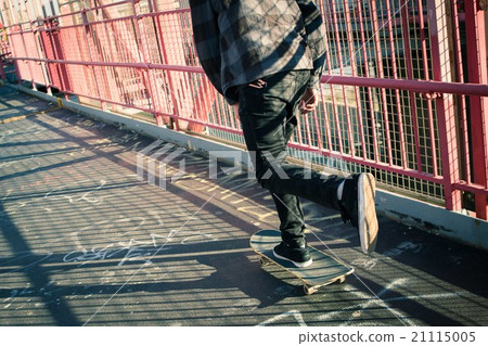 Skateboarder cruise on bridge Skateboarder cruise on bridge 21115005