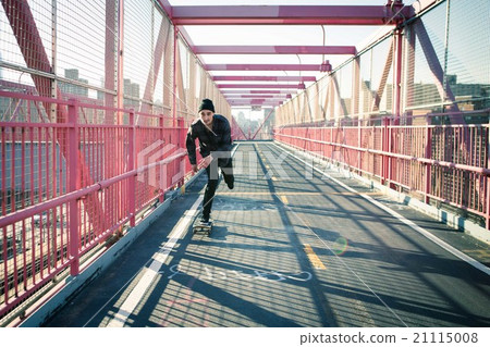 Skateboarder cruise on bridge 21115008