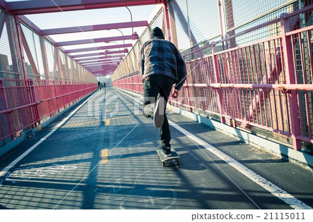 Skateboarder cruise on bridge Skateboarder cruise on bridge 21115011
