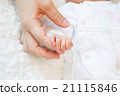 Baby's hands Father's hand 21115846
