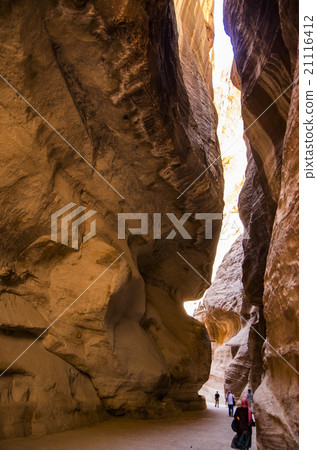 The way to Petra ruins The way to Petra ruins 21116412