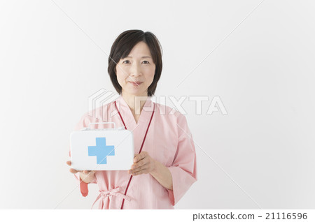 中考女性與考試到達時的急救箱 21116596