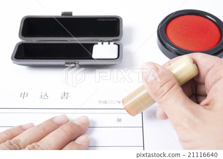婦女的手在申請表上蓋章 21116640