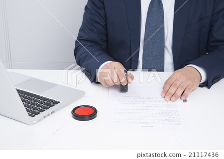 蓋印在外包協議的商人 21117436