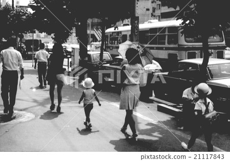 Shibuya 2-chome Aoyama street people going through the streets of Showa 21117843