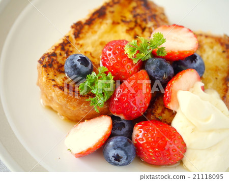 Berry's French toast (High Angle Up) 21118095