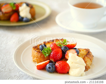 Tea time (lateral position) with Berry's French toast 21118108