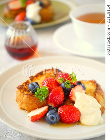 漿果配法式吐司楓糖漿（垂直位置） 21118114