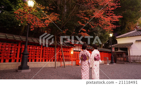 Fushimi Inari Kimono Female two autumn leaves 21118491