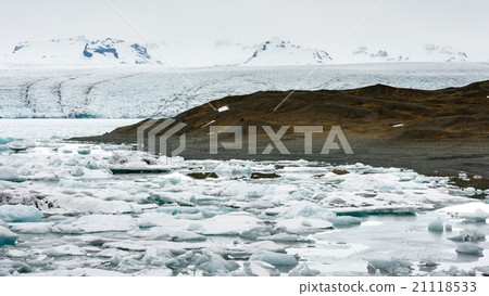 Icebergs at glacier lagoon  21118533