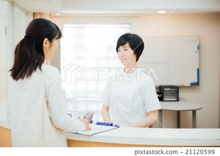A nurse who receives a customer at reception 21120599