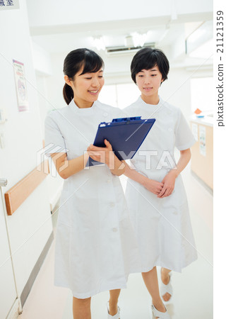 兩個說話的護士 兩個說話的護士 21121359