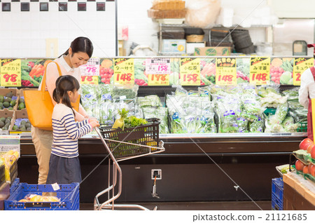 Family to shop at supermarket Family to shop at supermarket 21121685