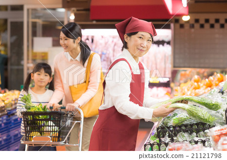 Supermarket's fruit and vegetable department 21121798