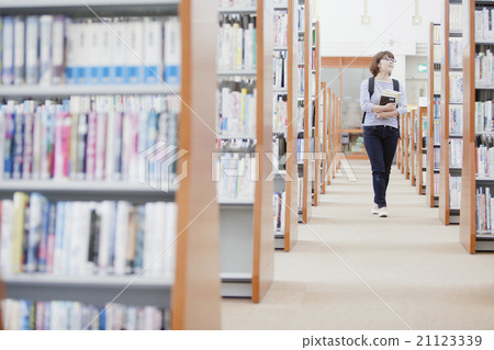 A student searching for a book 21123339
