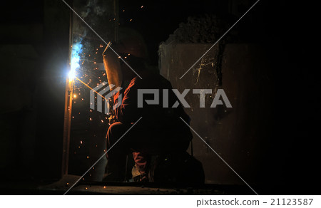 worker welding steel worker welding steel 21123587