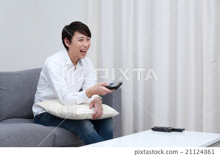 男性日常生活方式（30年代社交人電視生活遙控笑笑放鬆） 21124861