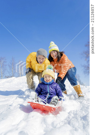 三個家庭在雪地裡的公園裡玩雪橇 21126857