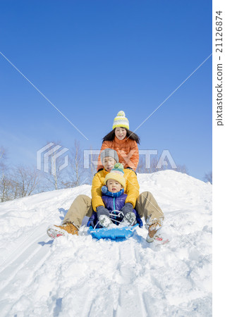 三個家庭在雪地裡的公園裡玩雪橇 21126874