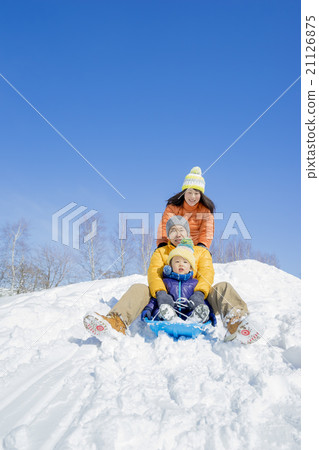 三個家庭在雪地裡的公園裡玩雪橇 21126875