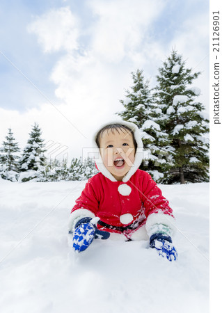 A boy playing in a snow park 21126901