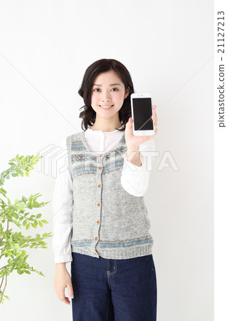 顯示智能手機的一個少婦 21127213