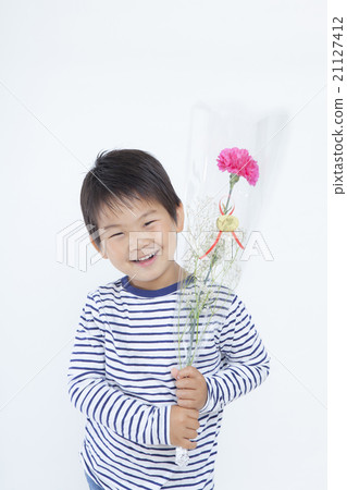 有一束康乃馨的男孩 有一束康乃馨的男孩 21127412