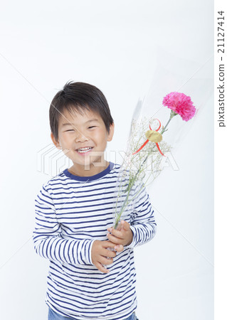 有一束康乃馨的男孩 有一束康乃馨的男孩 21127414