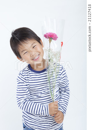 有一束康乃馨的男孩 有一束康乃馨的男孩 21127418