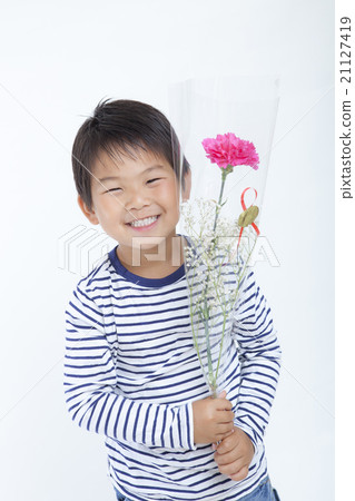 有一束康乃馨的男孩 有一束康乃馨的男孩 21127419