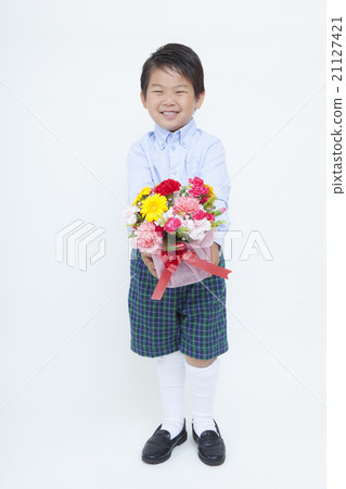 有一束康乃馨的男孩 21127421