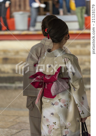 Japanese women wear a traditional dress Kimono  21128179