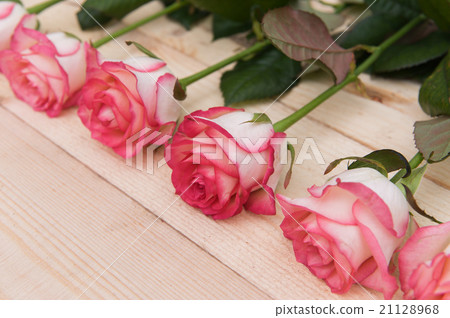 Beautiful pink roses on a dark wooden table Beautiful pink roses on a dark wooden table 21128968