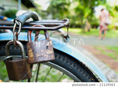 latch, lock, padlock 21129563