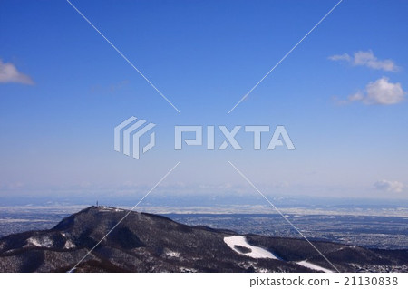 從冬天的山谷和後面的石狩平原看到的Mt. Moiwa 從冬天的山谷和後面的石狩平原看到的Mt. Moiwa 21130838
