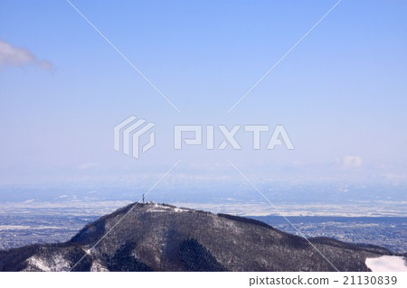從冬天的山谷和後面的石狩平原看到的Mt. Moiwa 從冬天的山谷和後面的石狩平原看到的Mt. Moiwa 21130839