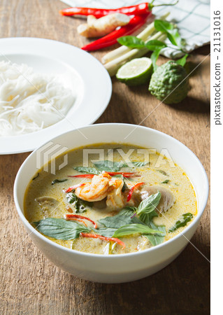Green curry with shrimp. Thai cuisine.  21131016