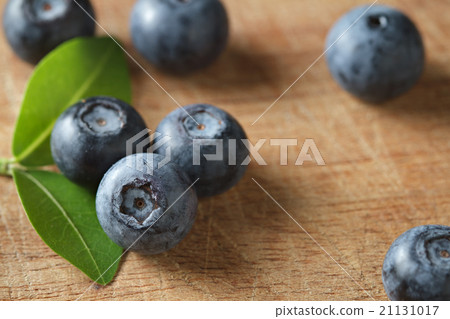 Blueberries on wooden 21131017