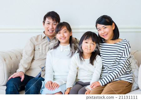 4人家庭朋友家庭相機透視女孩女性男性父親和母親女兒可以在沙發上放鬆的家庭 4人家庭朋友家庭相機透視女孩女性男性父親和母親女兒可以在沙發上放鬆的家庭 21131111