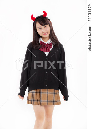 一個可愛的女學生,頭上似乎有一個魔鬼角 一個可愛的女學生,頭上似乎有一個魔鬼角 21131179