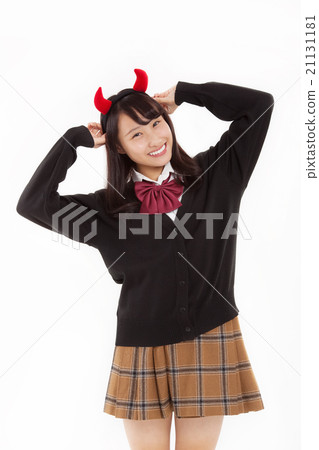 一個可愛的女學生，頭上似乎有一個魔鬼角 21131181