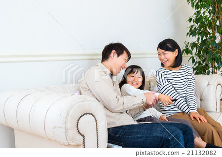 3人家庭團隊父親母親女兒複製空間好家庭 21132082