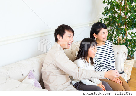 我有一個遙控器和看電視三人家庭團隊父親母親女兒複製空間好朋友 21132083