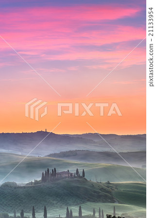 Tuscany at sunrise 21133954